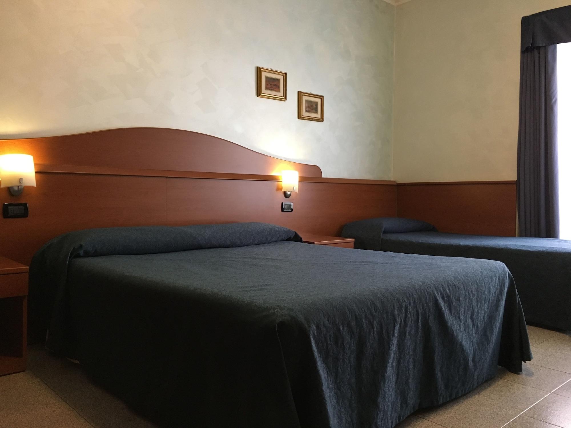 Aurora Hotel *