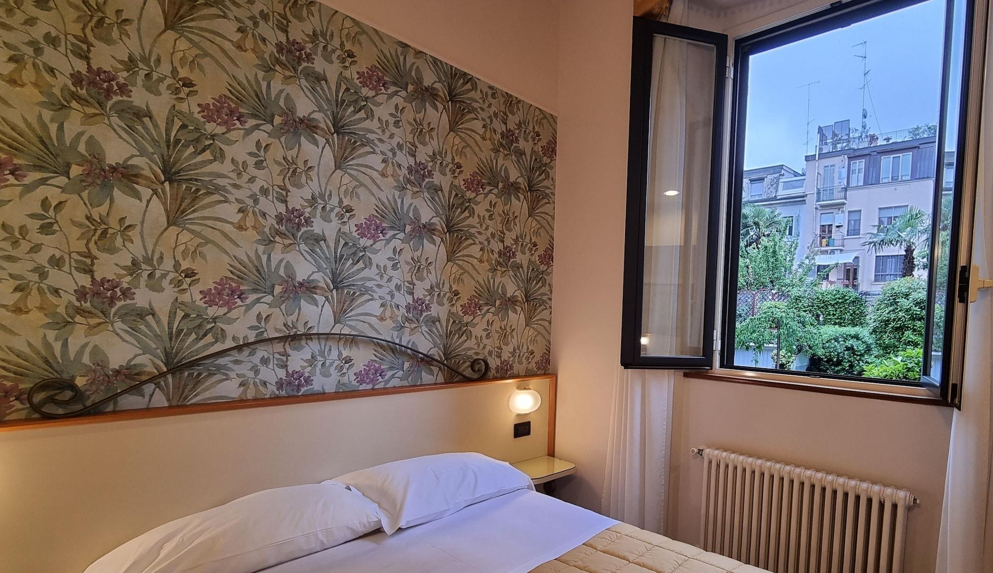 Hotel Charly 3*