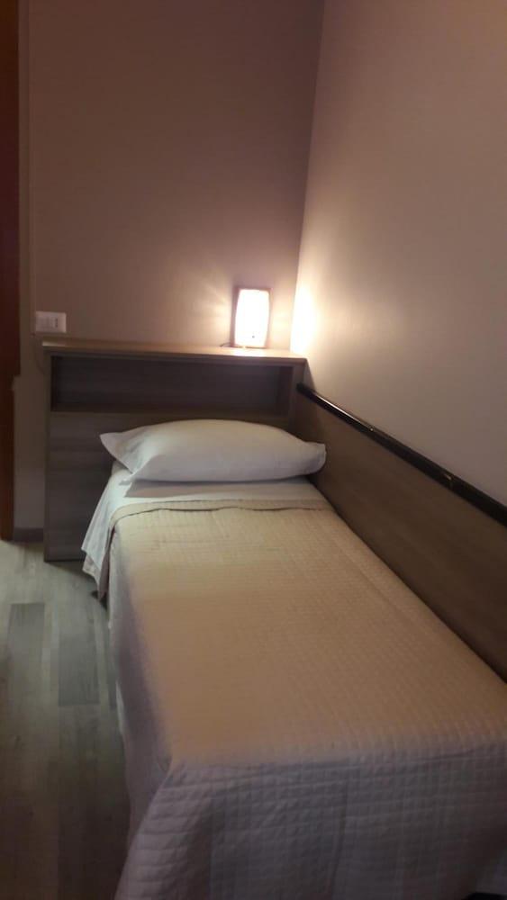 Salus Hotel *