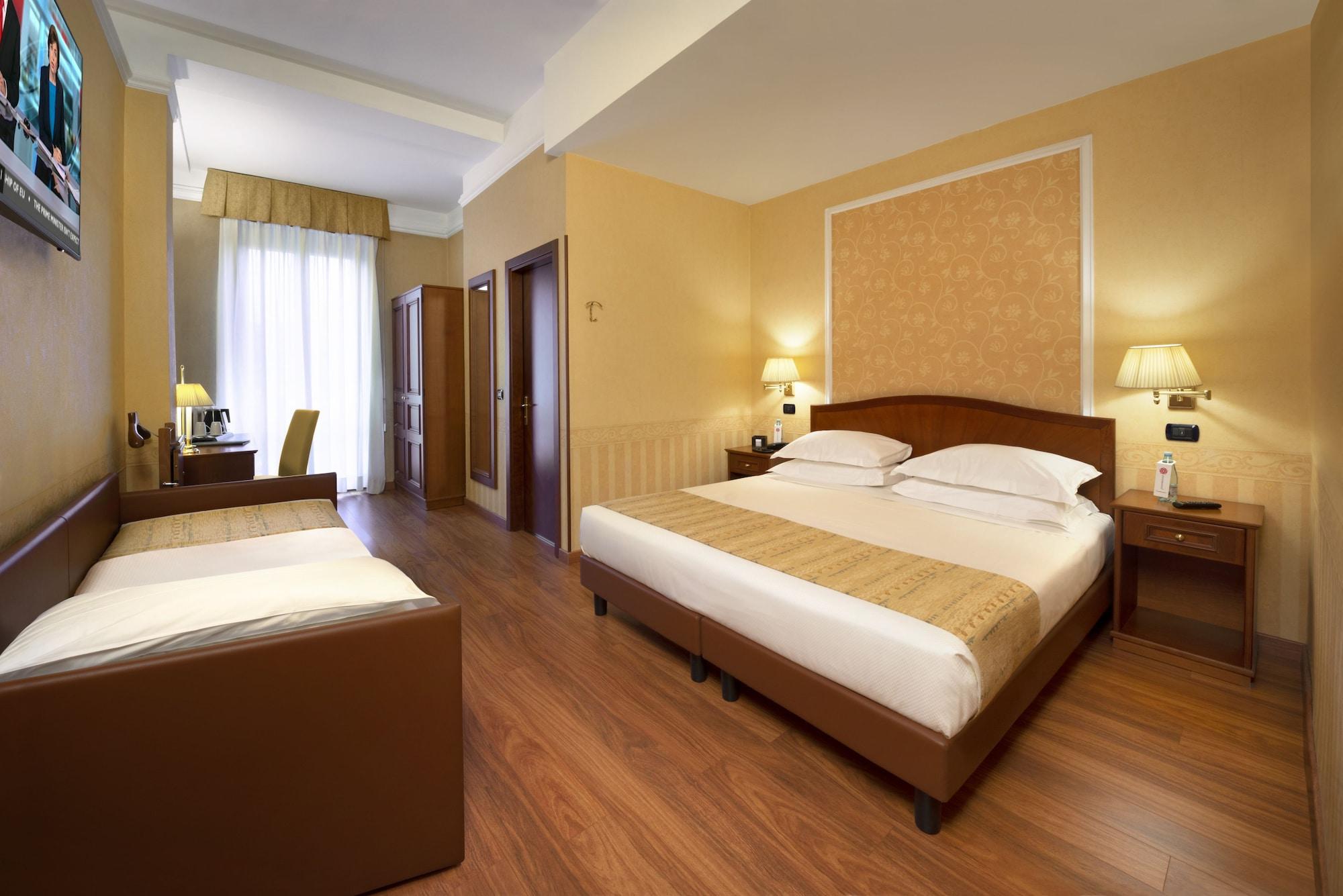 Lancaster Hotel 3*