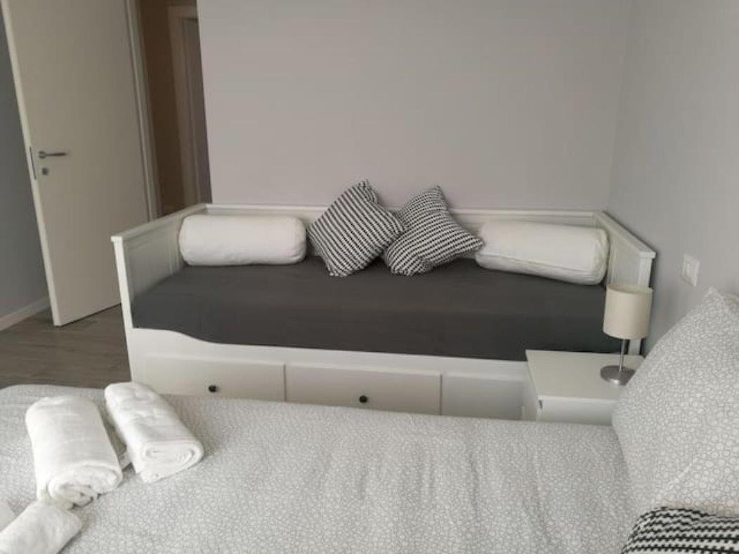 Con Grande Terrazzo In Via Lomellina - Lome 527 Milan