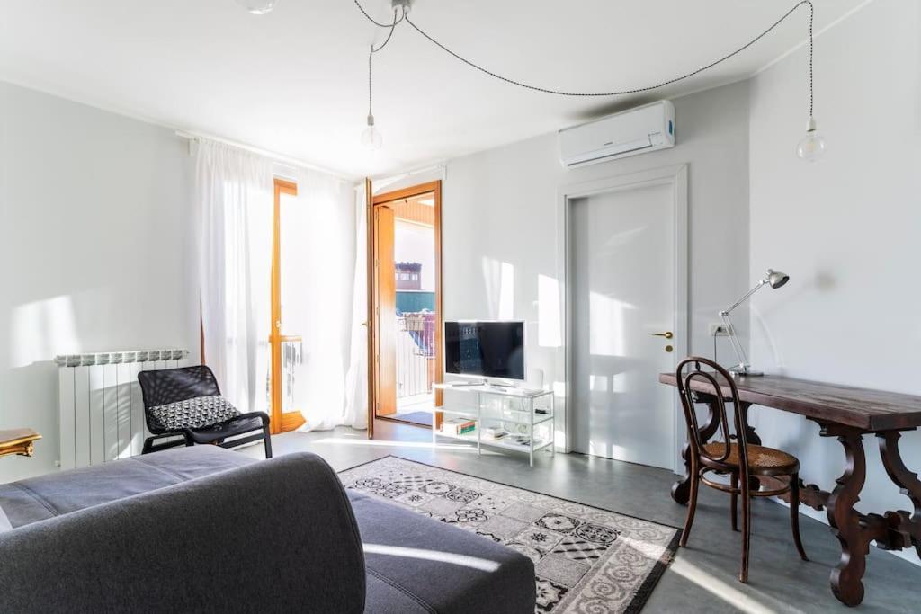 Black & White Flat In Naviglio/ Porta Genova * Milano