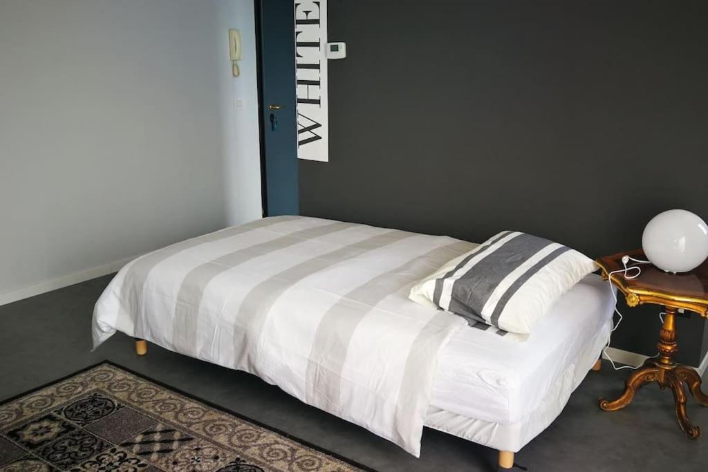 Black & White Flat In Naviglio/ Porta Genova * Milano