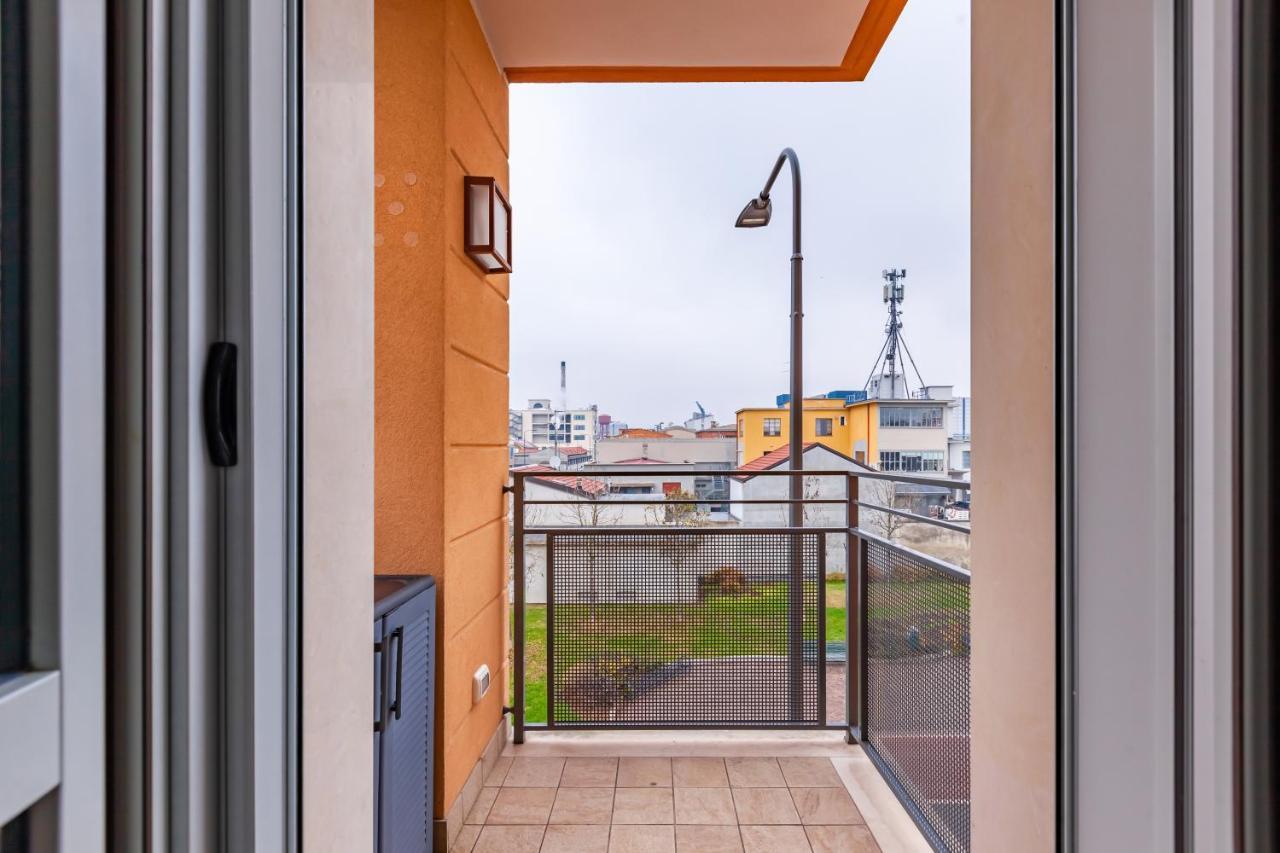 Apartment Balcony Apt *