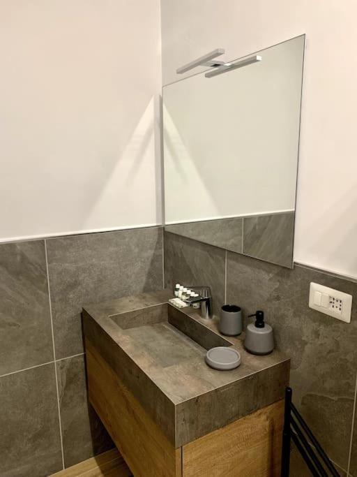 Con Terrazzo Sui Tetti Milanesi Milan