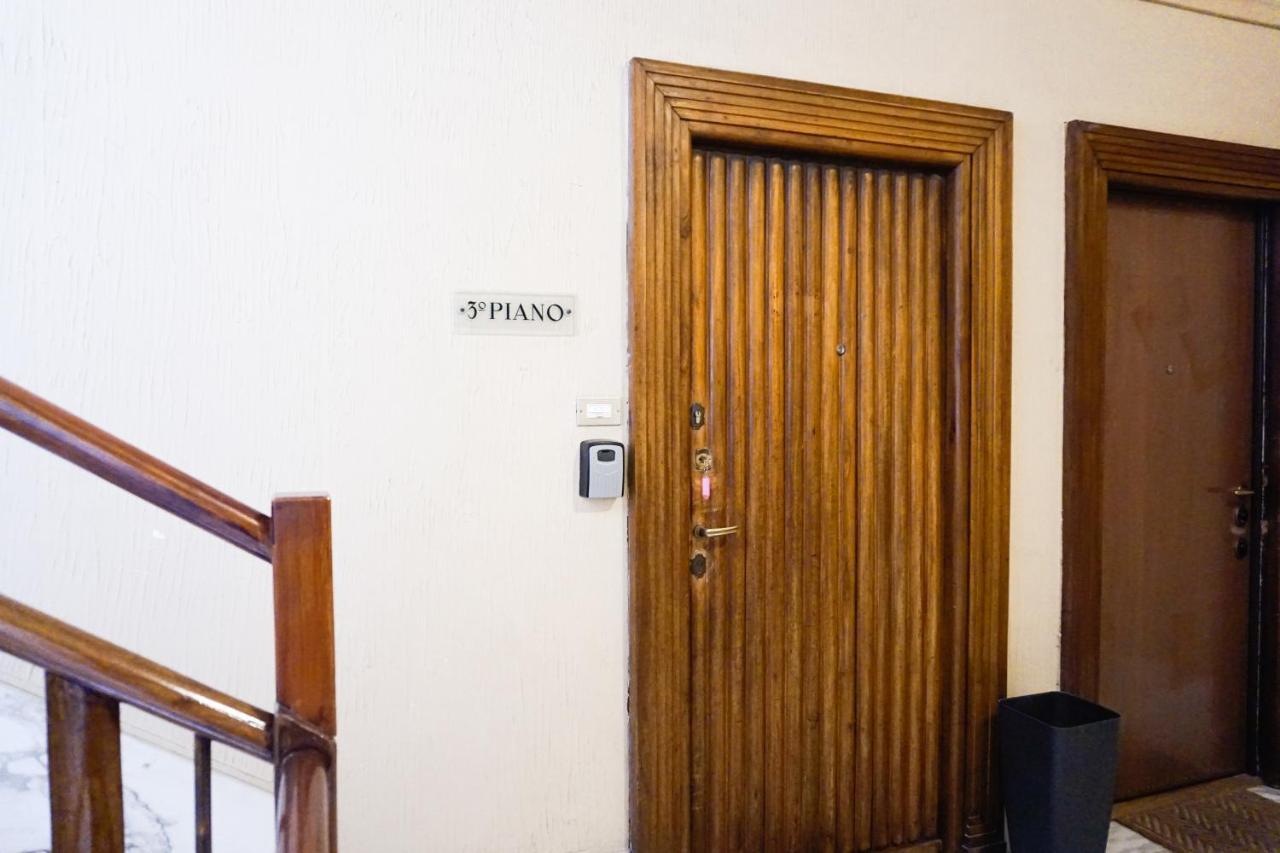 Easy Italy Balcony Apartment Milan