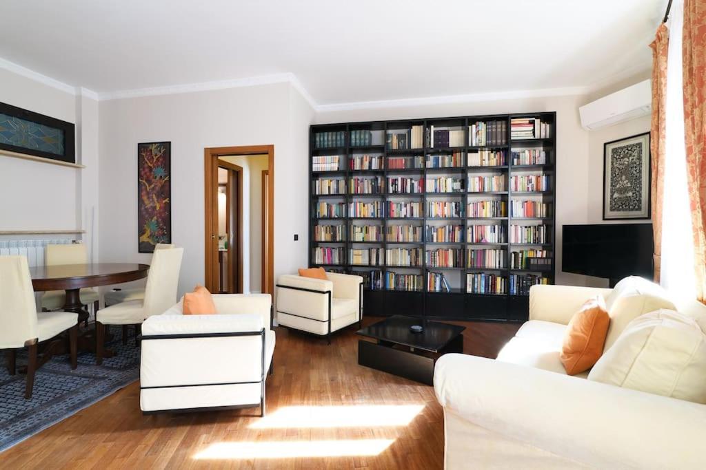 Large And Elegant In Missori Duomo Apartment Milan