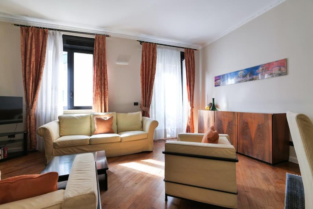 Large And Elegant In Missori Duomo Apartment Milan