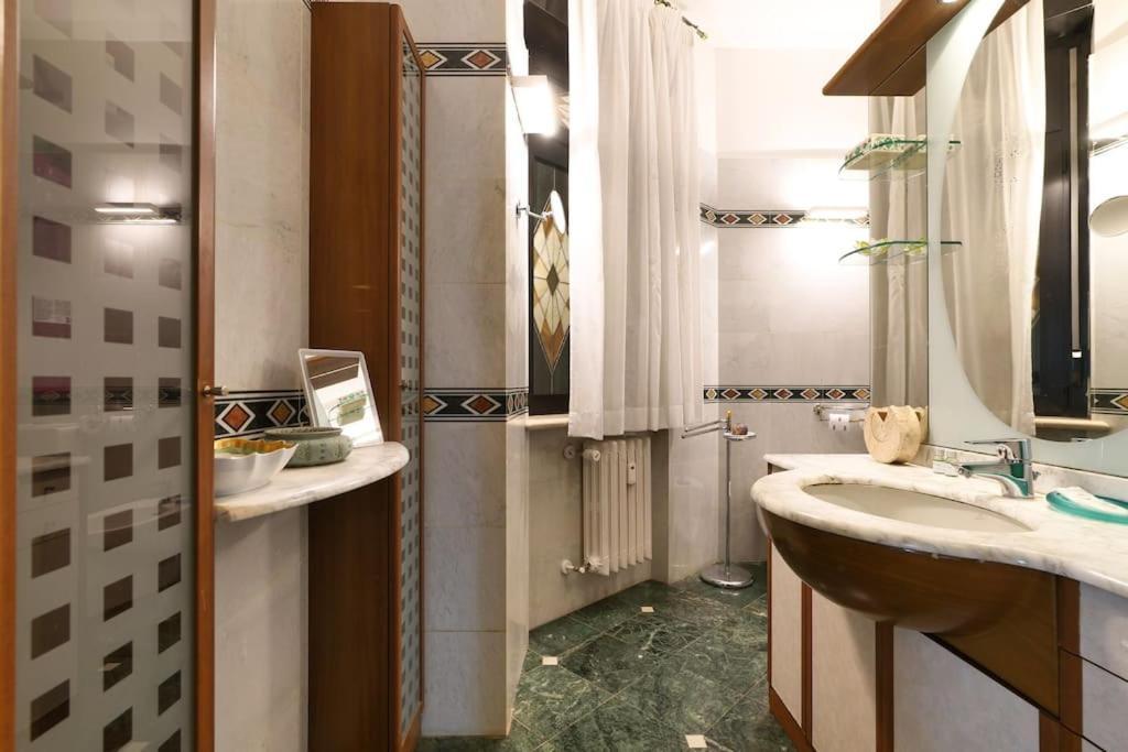 Apartment Large And Elegant In Missori Duomo Milan