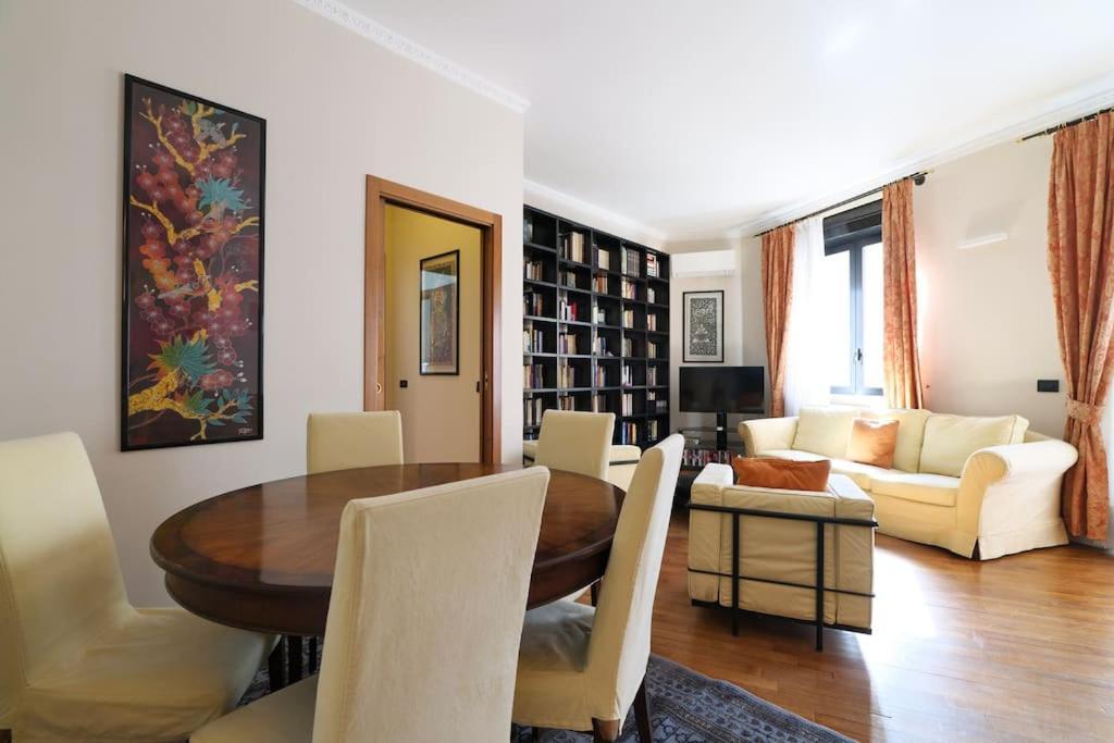 Apartment Large And Elegant In Missori Duomo Milan