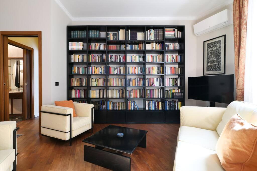 Large And Elegant In Missori Duomo Apartment Milan