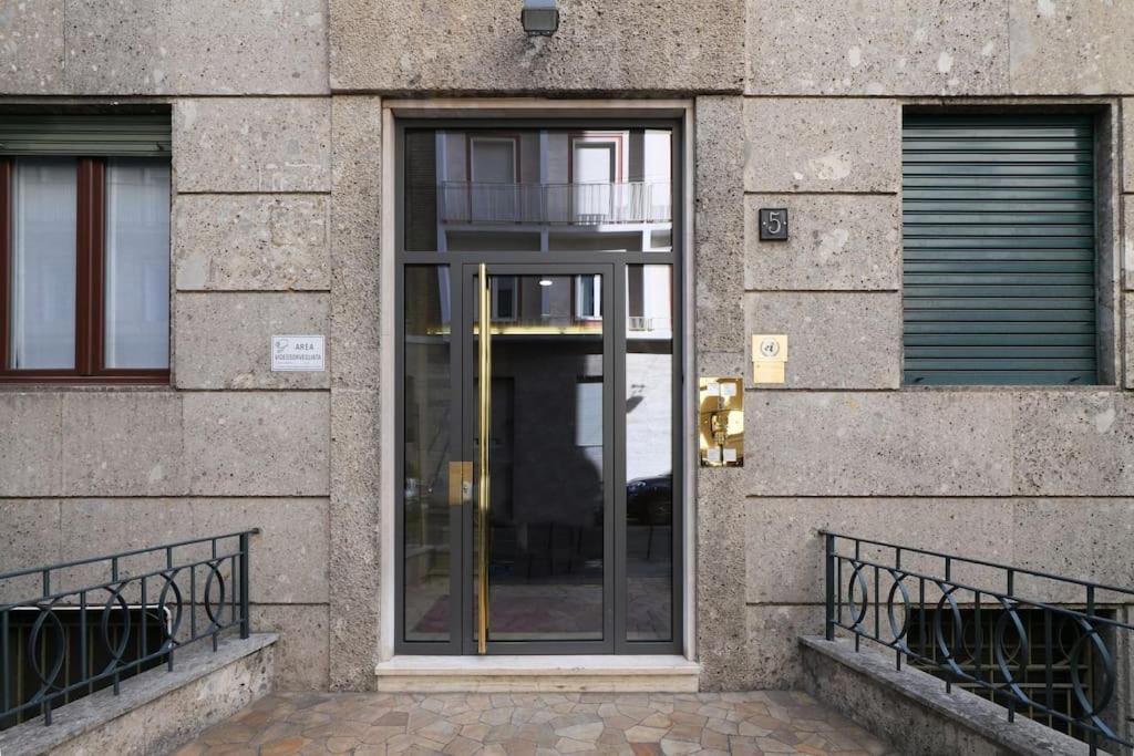 Large And Elegant In Missori Duomo Apartment Milan