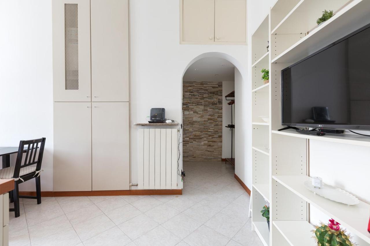 Roomy X5 - 850 M Far From Famagosta Mm2 Apartment Milan