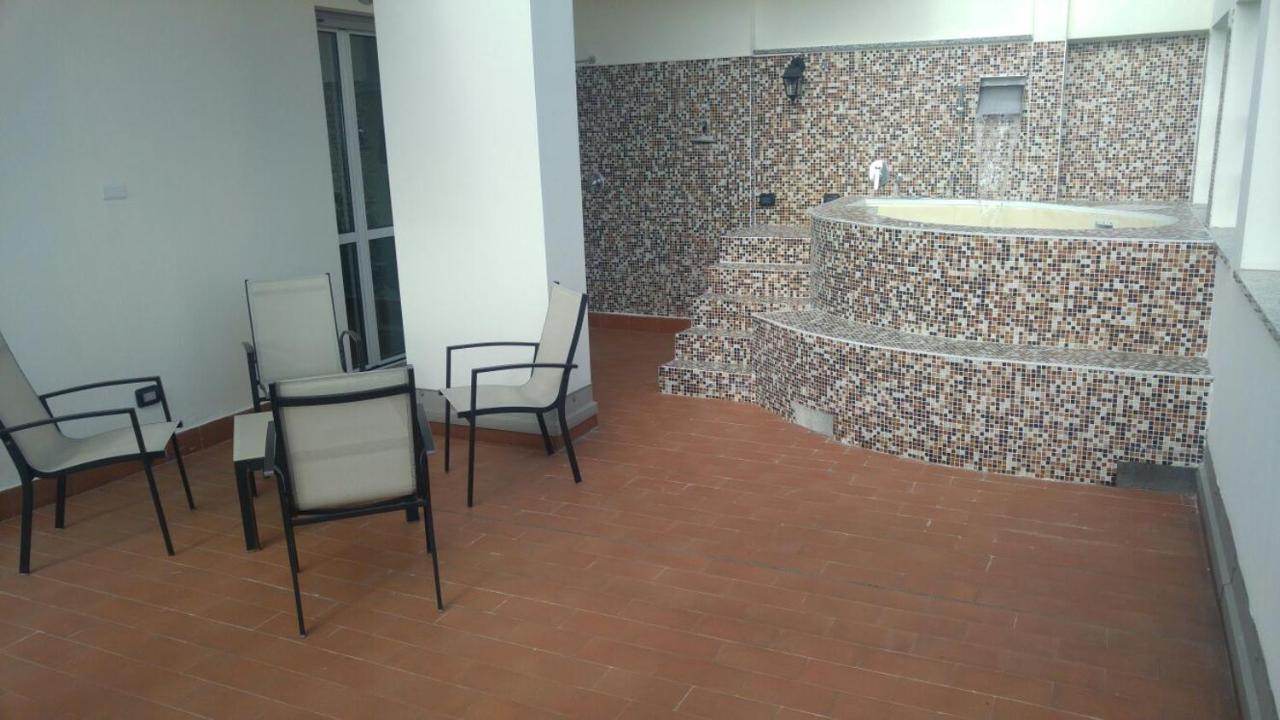 - Doppia Con Bagno Privato In Stupendo Attico Con Vista Mozzafiato Bed & Breakfast