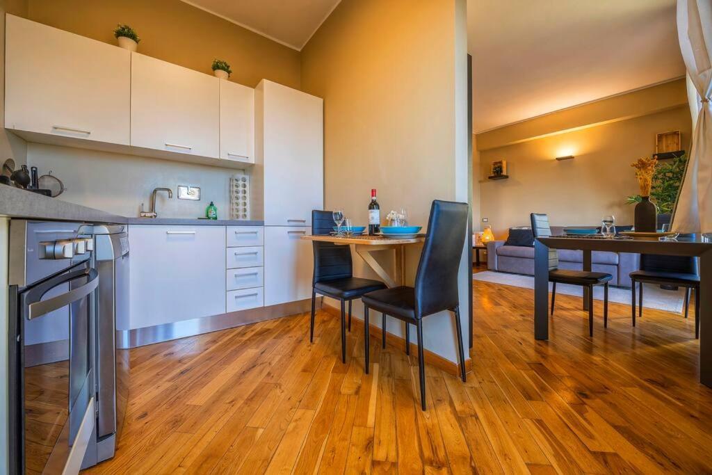 Sunny & Updated Flat With Panoramic View 50m From M4 Stop Milão