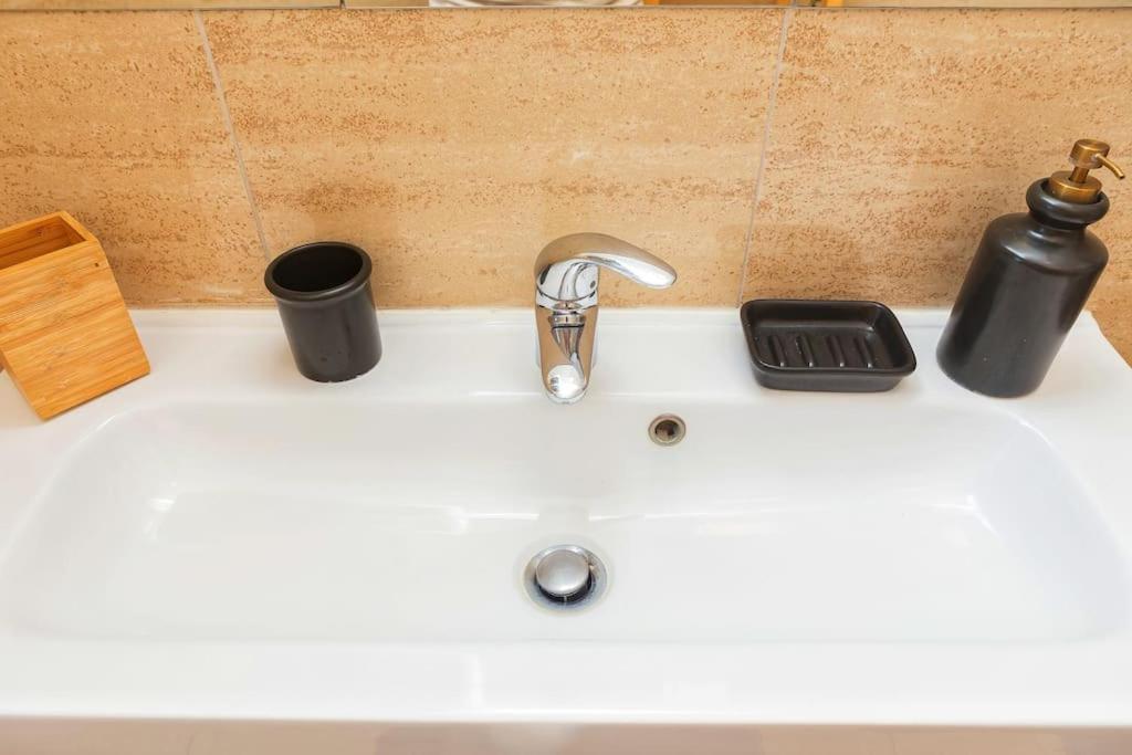 Sunny & Updated Flat With Panoramic View 50m From M4 Stop Apartamento Milão