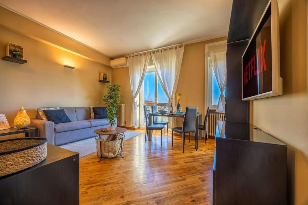 Sunny & Updated Flat With Panoramic View 50m From M4 Stop Milão