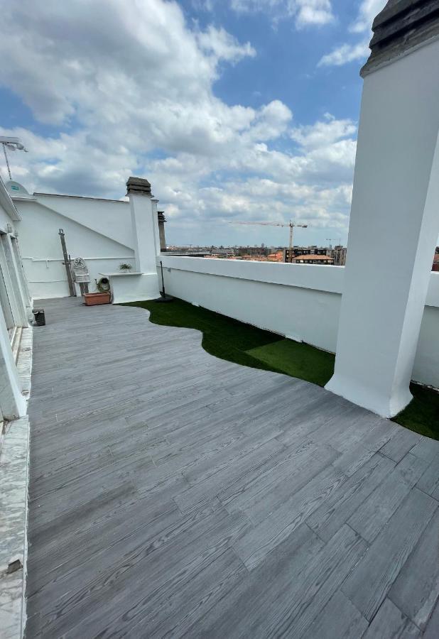 Con Ampia Terrazza E Vista Su Appartamento