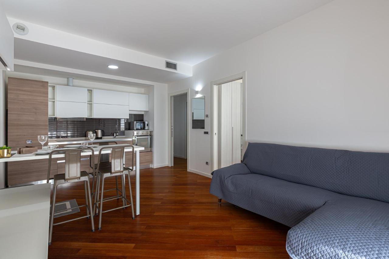 Central/garibaldi Luxurious Two-room Apartment. Apartment