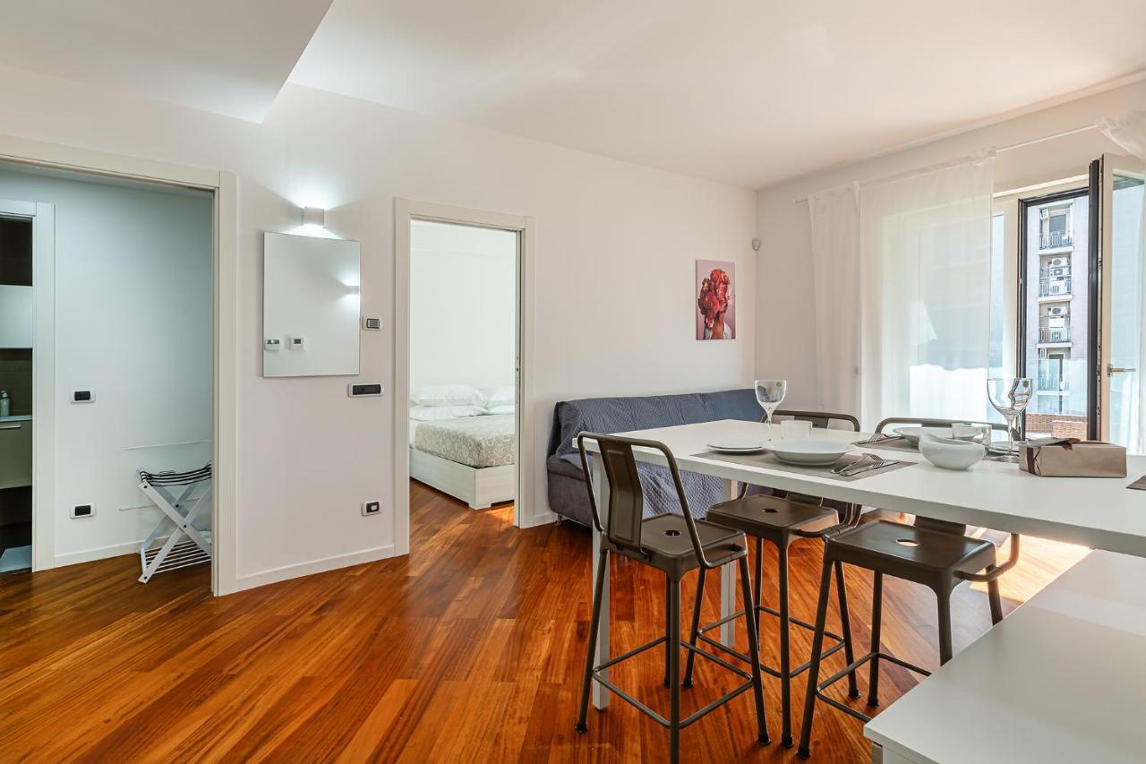 Central/garibaldi Luxurious Two-room Apartment. Apartment Milan