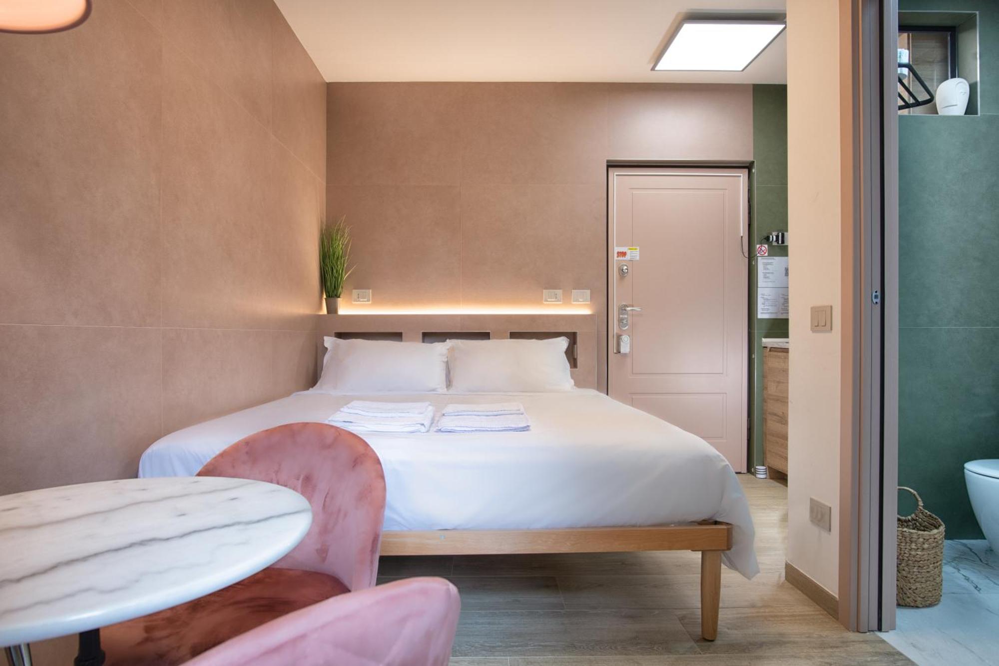 Apartment Pink Flamingo Balcony By Station Milan