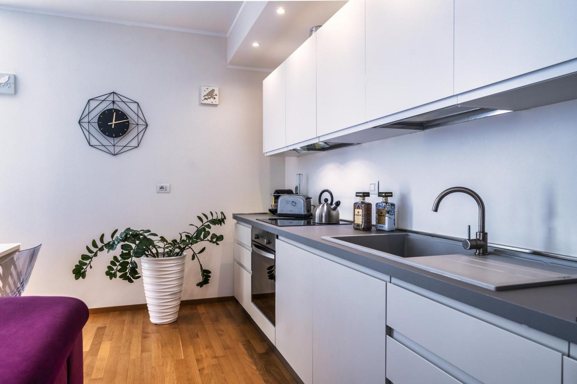 5 Min Walk From Subway Elegant & Modern Apartment Milan