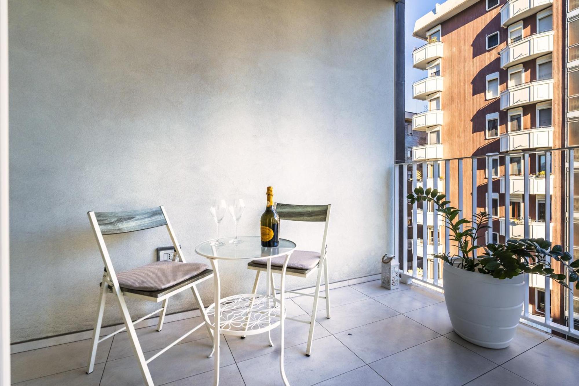 5 Min Walk From Subway Elegant & Modern Apartment *