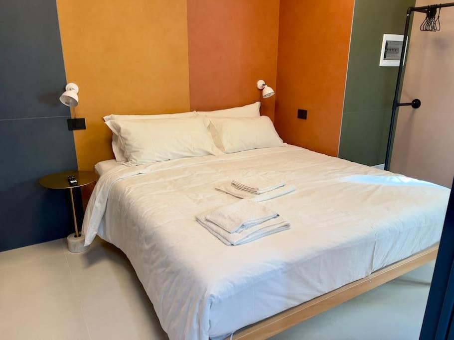 Apartment Rainbow Colorful By Station Milan