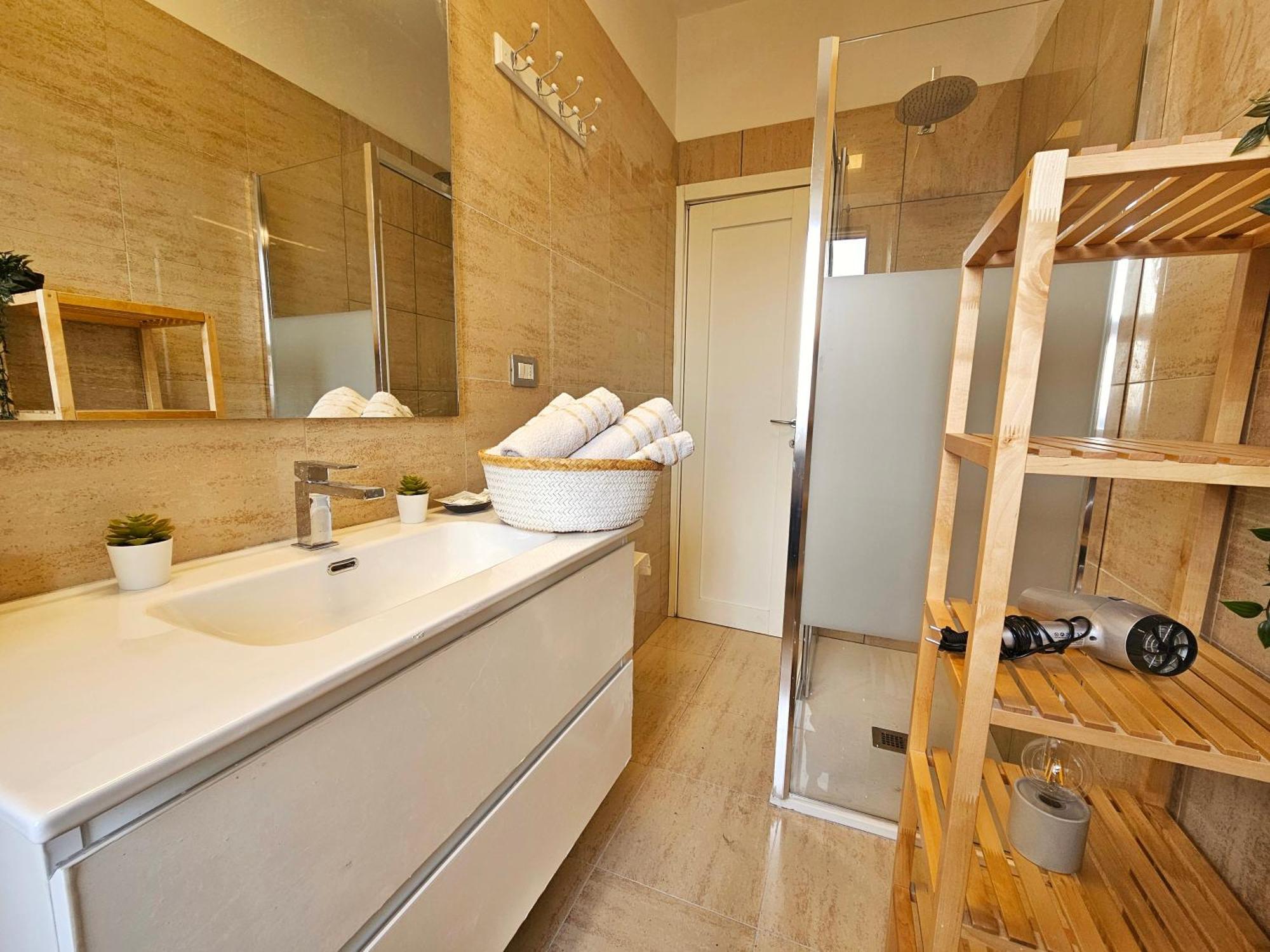 Sunny & Updated Flat With Panoramic View 50m From M4 Stop * Milão