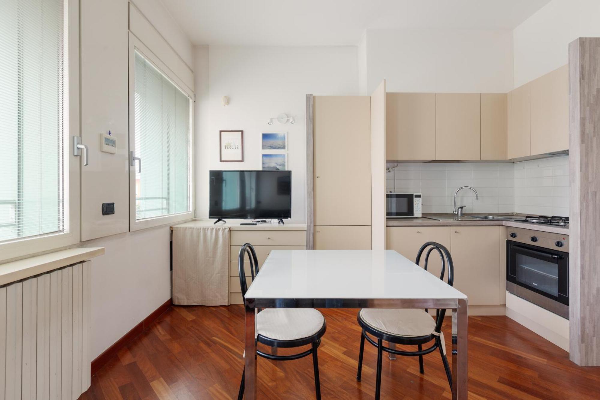 Apartment Bright & Comfy With Parking Milan