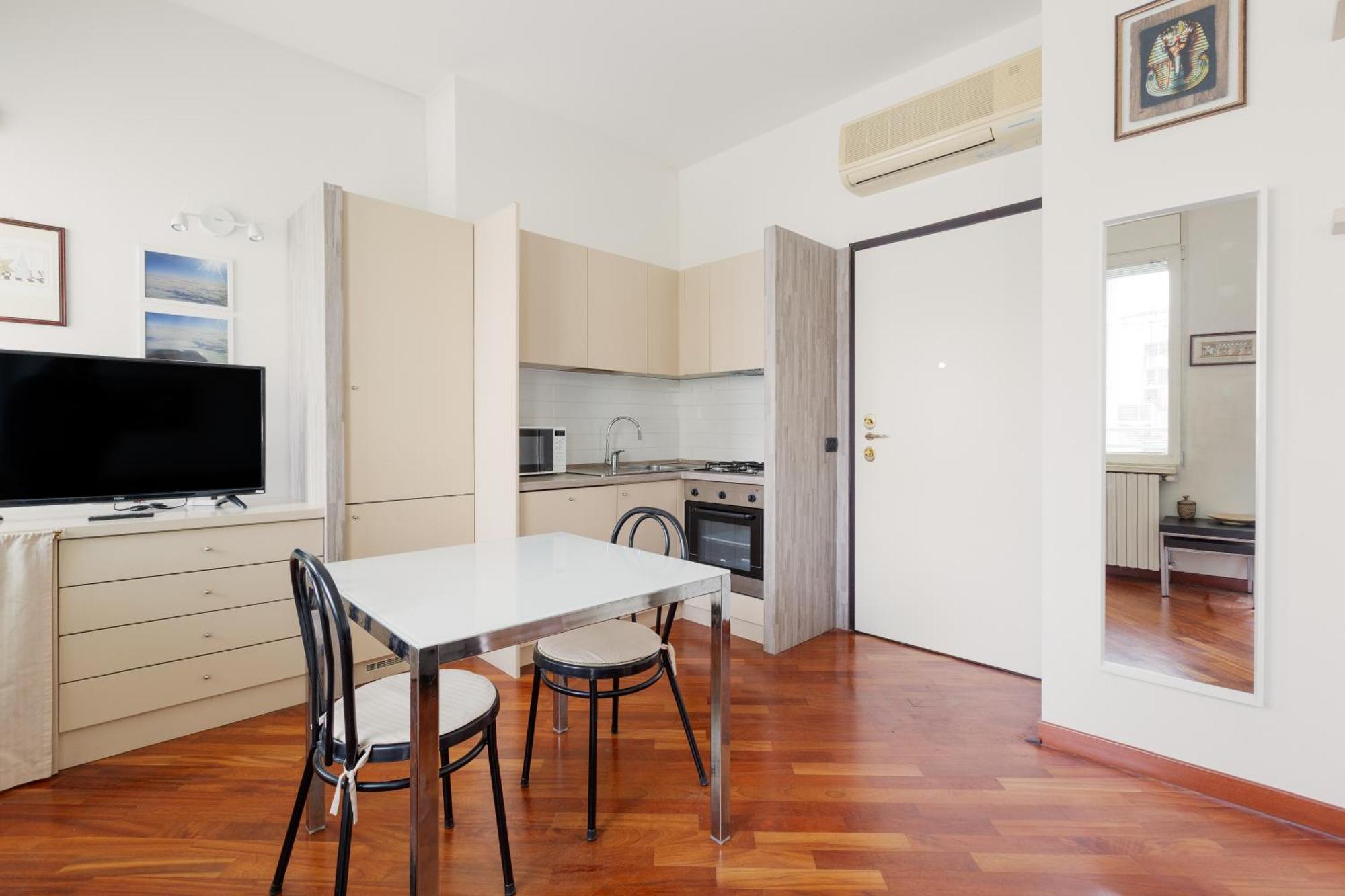 Bright & Comfy With Parking Apartment Milan
