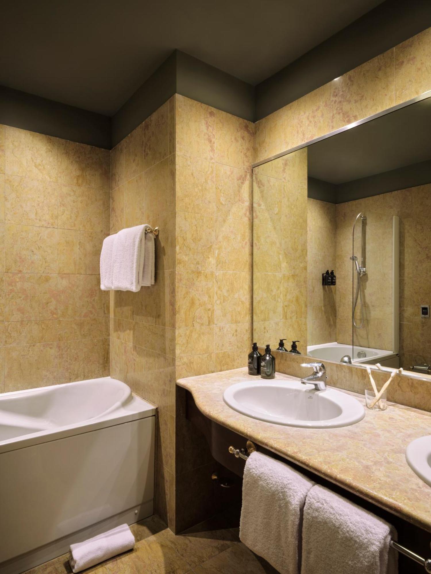 Max Brown Missori, Part Of Sircle Collection 4* Milano