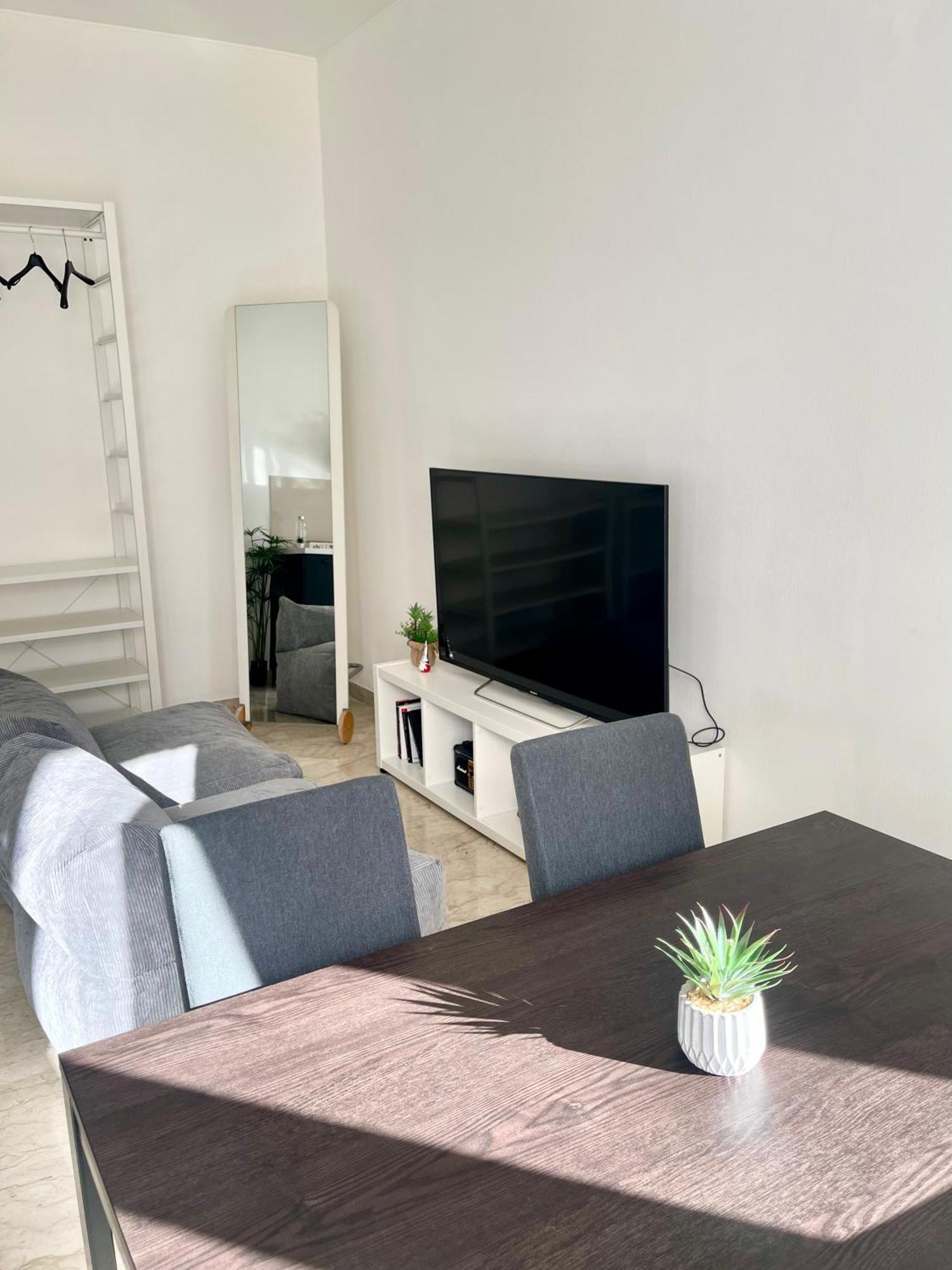 The White House, Modern In Center Apartment *