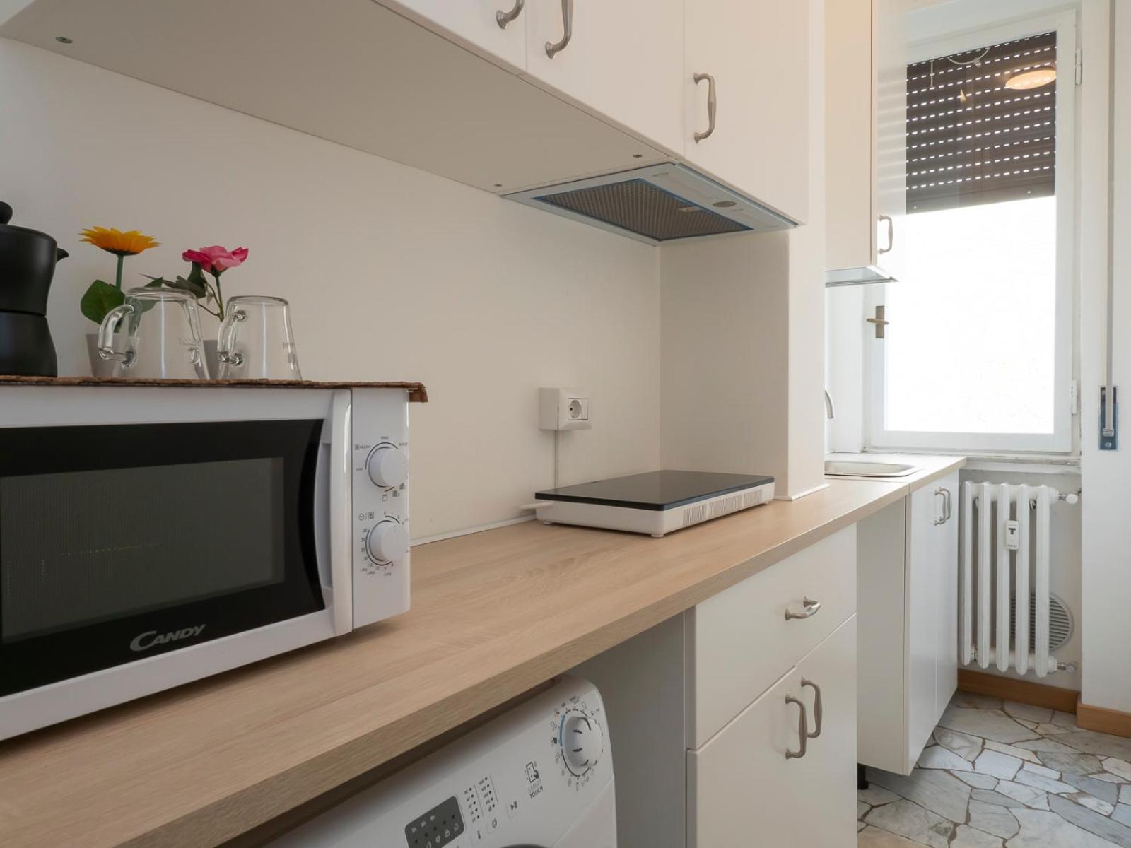 Xenia - Spacious Two-room In The Flower District Apartment *