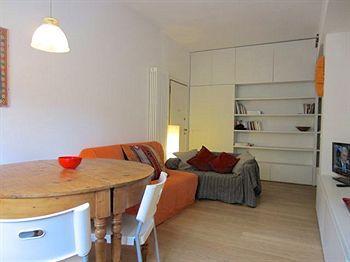 Temporary House - Design District Apartment