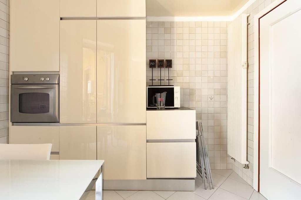 Sunshine-filled On Subway Apartment Milan