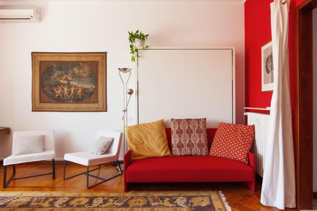 Sunshine-filled On Subway Apartment Milan