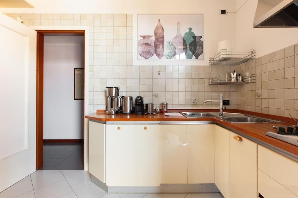 Apartment Sunshine-filled On Subway Milan