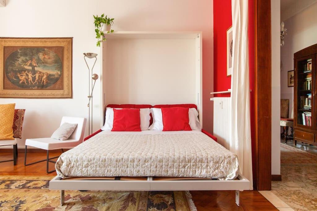 Apartment Sunshine-filled On Subway Milan