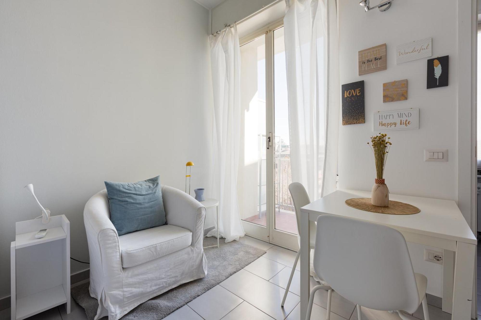 Bande Nere Mm1 - Modern With Balcony! *