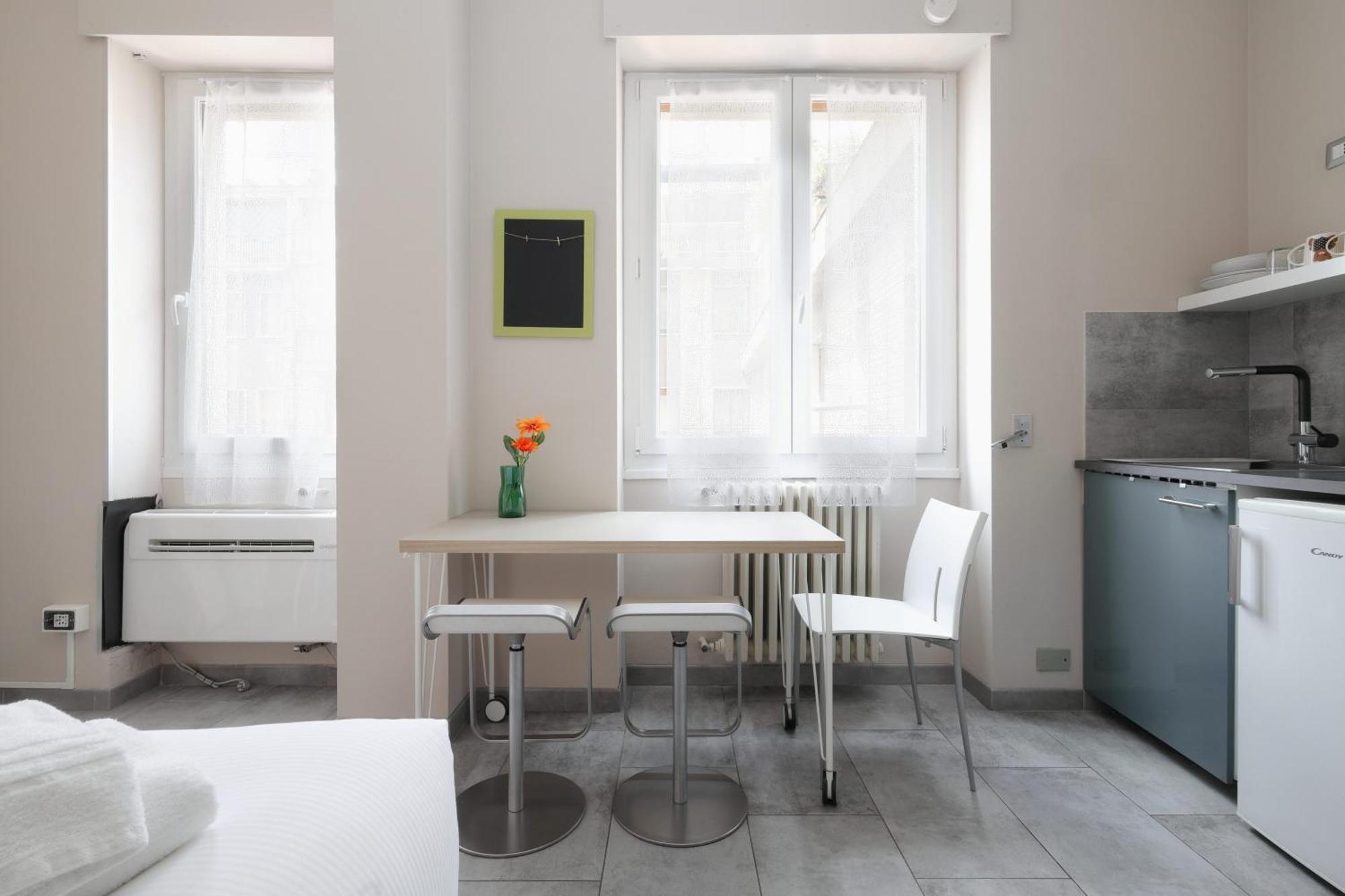 Station 33 Via Sammartini Apartment Milan