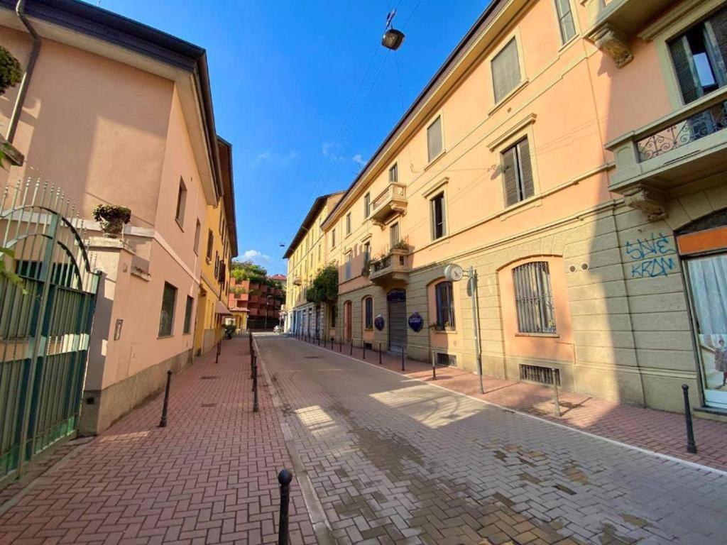 Apartment Conte Rosso House, Con Doppia Terrazza In Coorte Tranquilla A Due Passi Da Stazione E Metropolitana Lambrate *