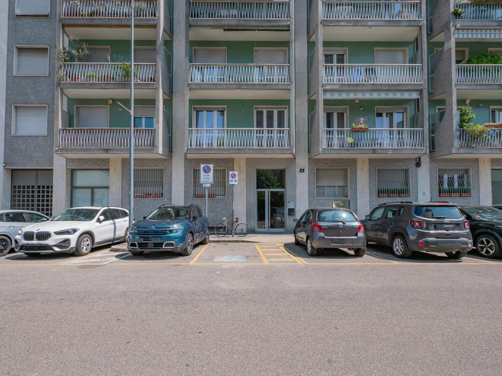 Xenia - Luminous In Citylife Apartment Milan
