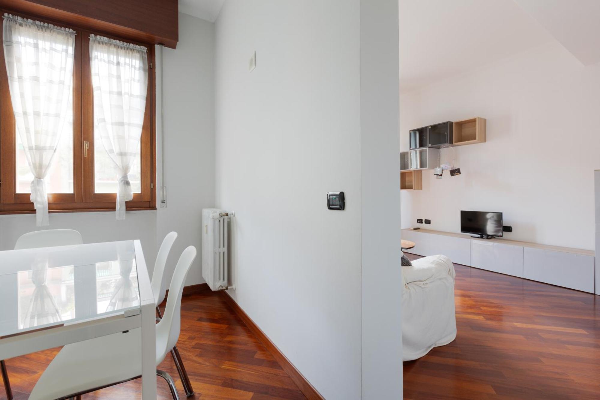 Sondrio M3 - Spacious With Balcony! Apartment