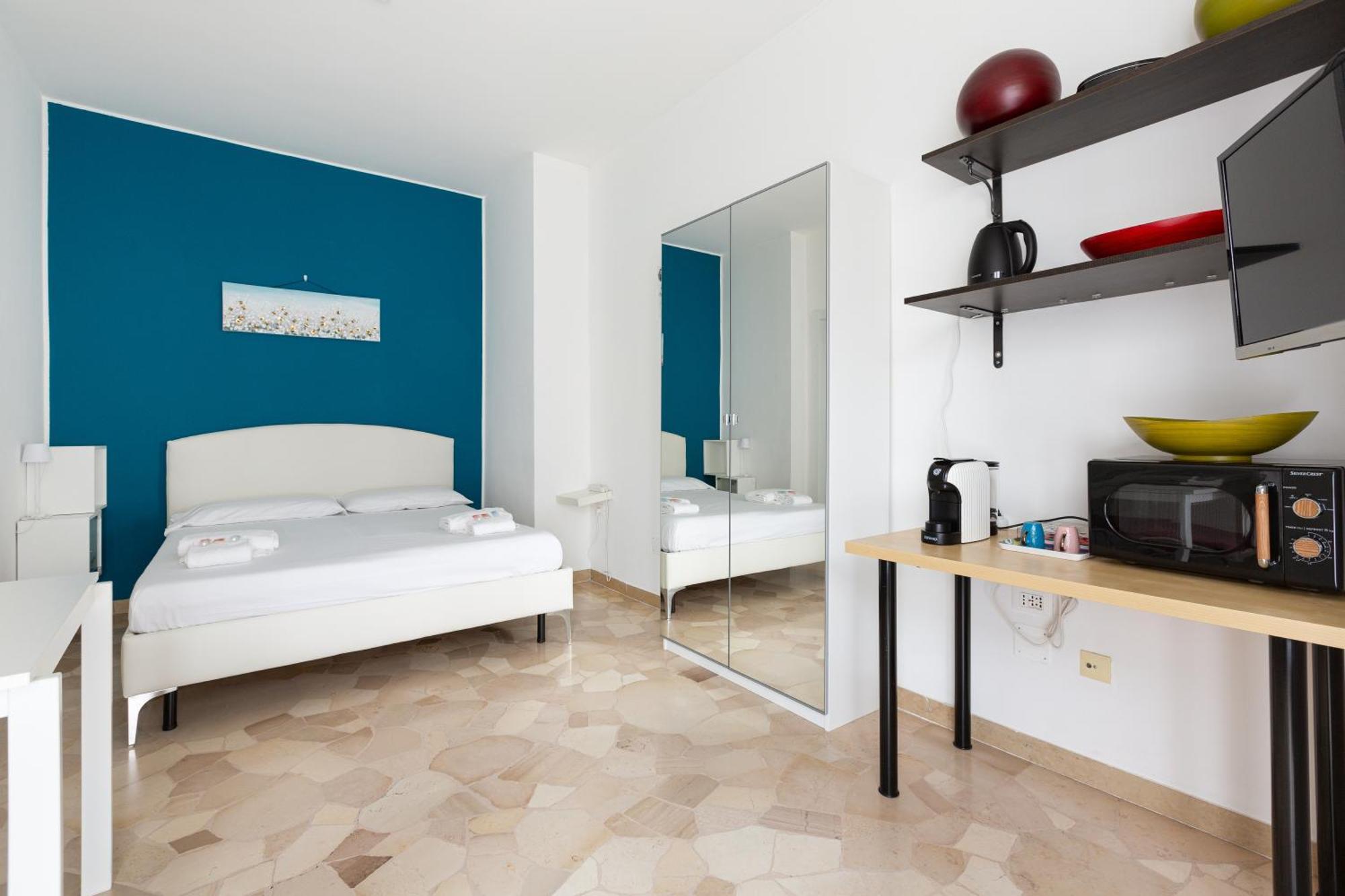 Lorenteggio-piazza Frattini Balcony Apartment Milan