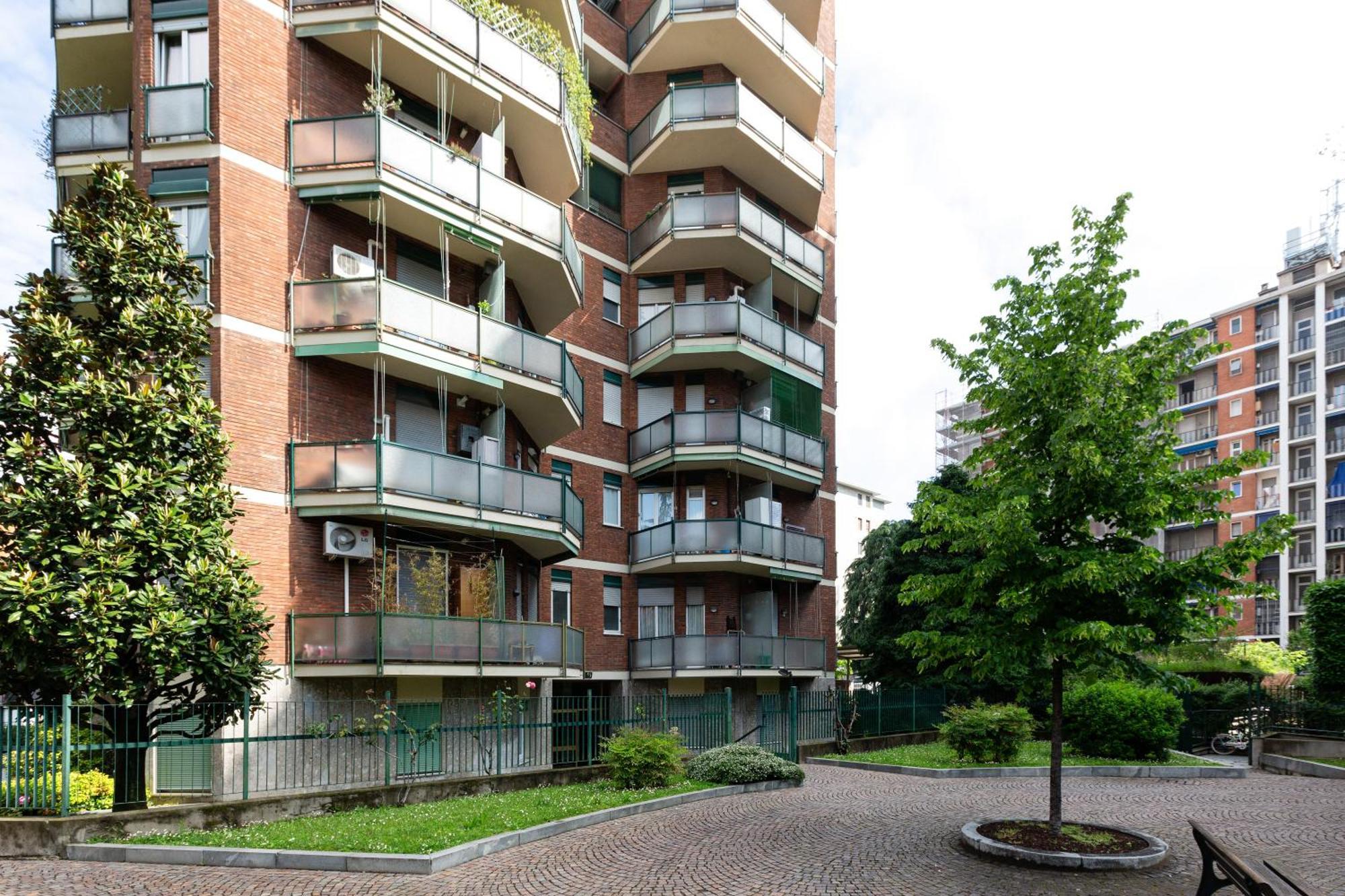 Lorenteggio-piazza Frattini Balcony Apartment Milan