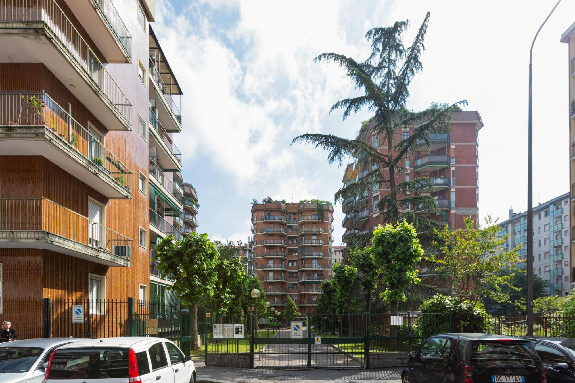 Lorenteggio-piazza Frattini Balcony Apartment Milan