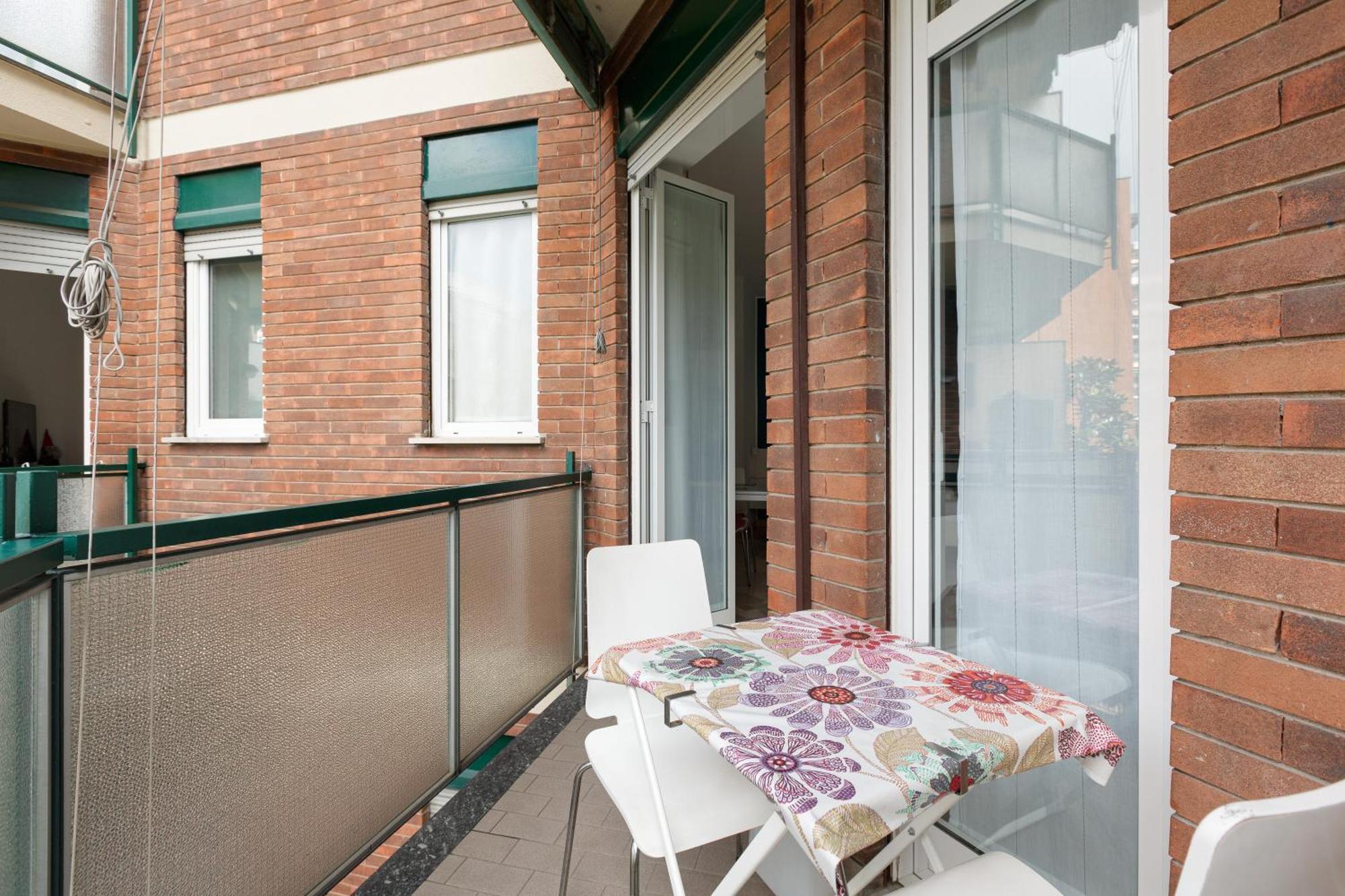 Lorenteggio-piazza Frattini Balcony Milan