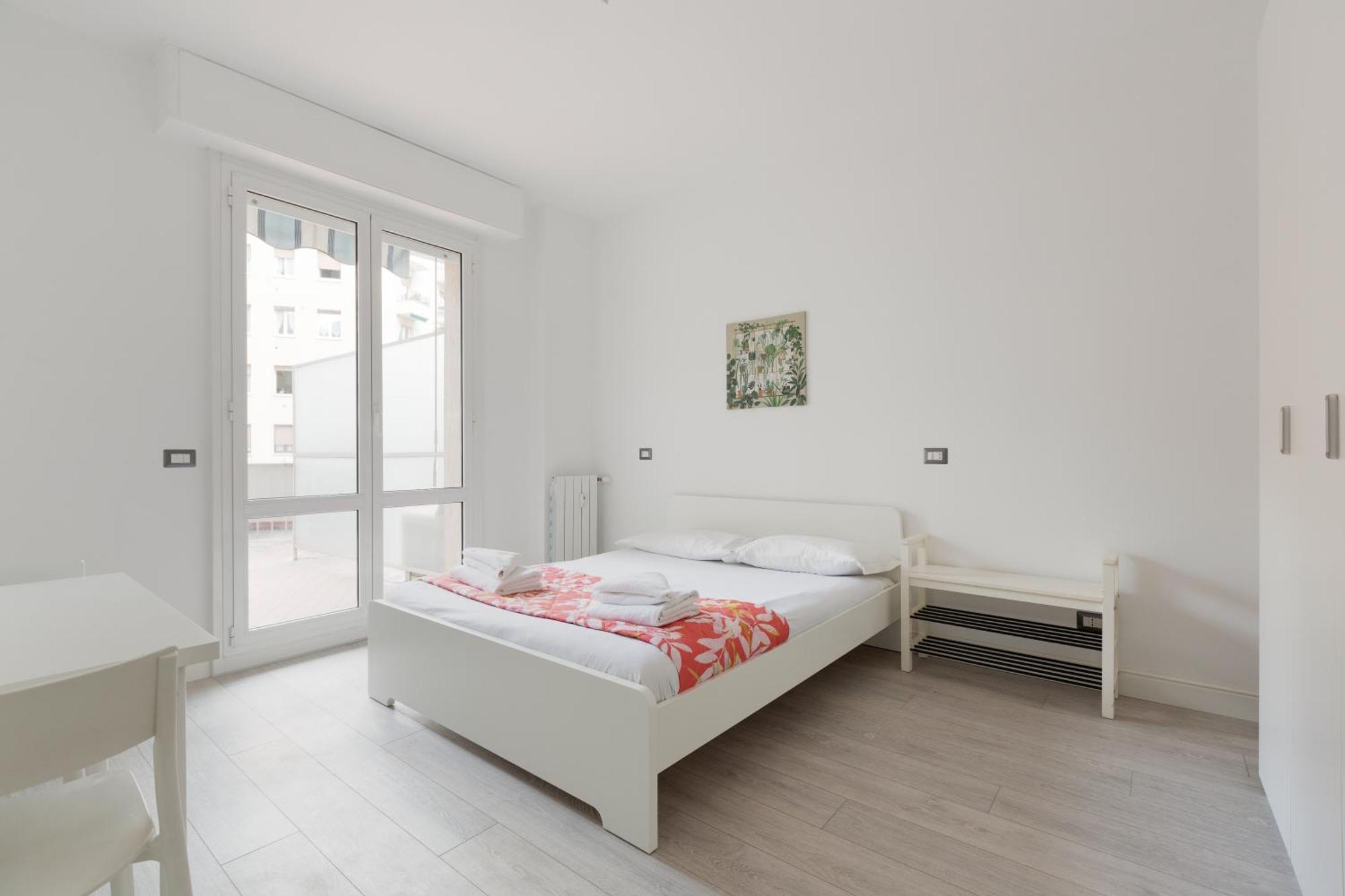 Milan-corso Lodi Cosy With Small Terrace Apartment *