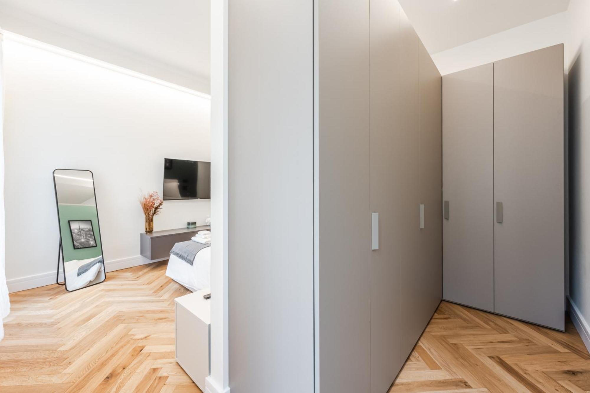 Modern 3-room Flat - Near Metro & Park Apartment